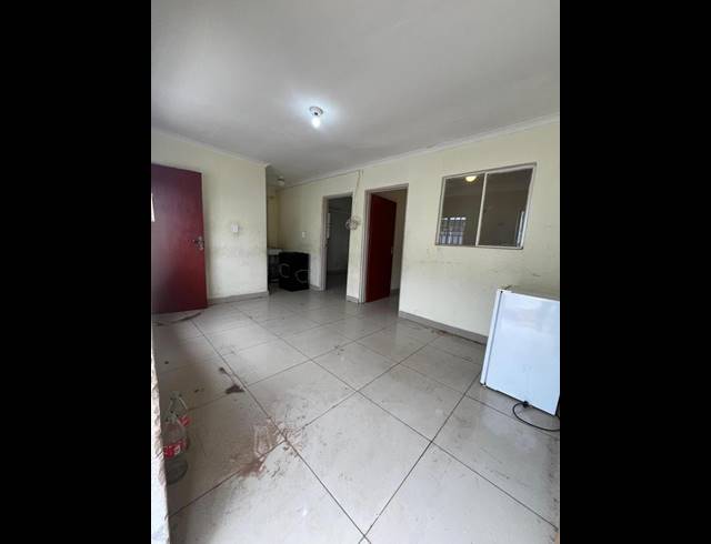 2 BEDROOM PROPERTY TO RENT IN LOMBARDY EAST